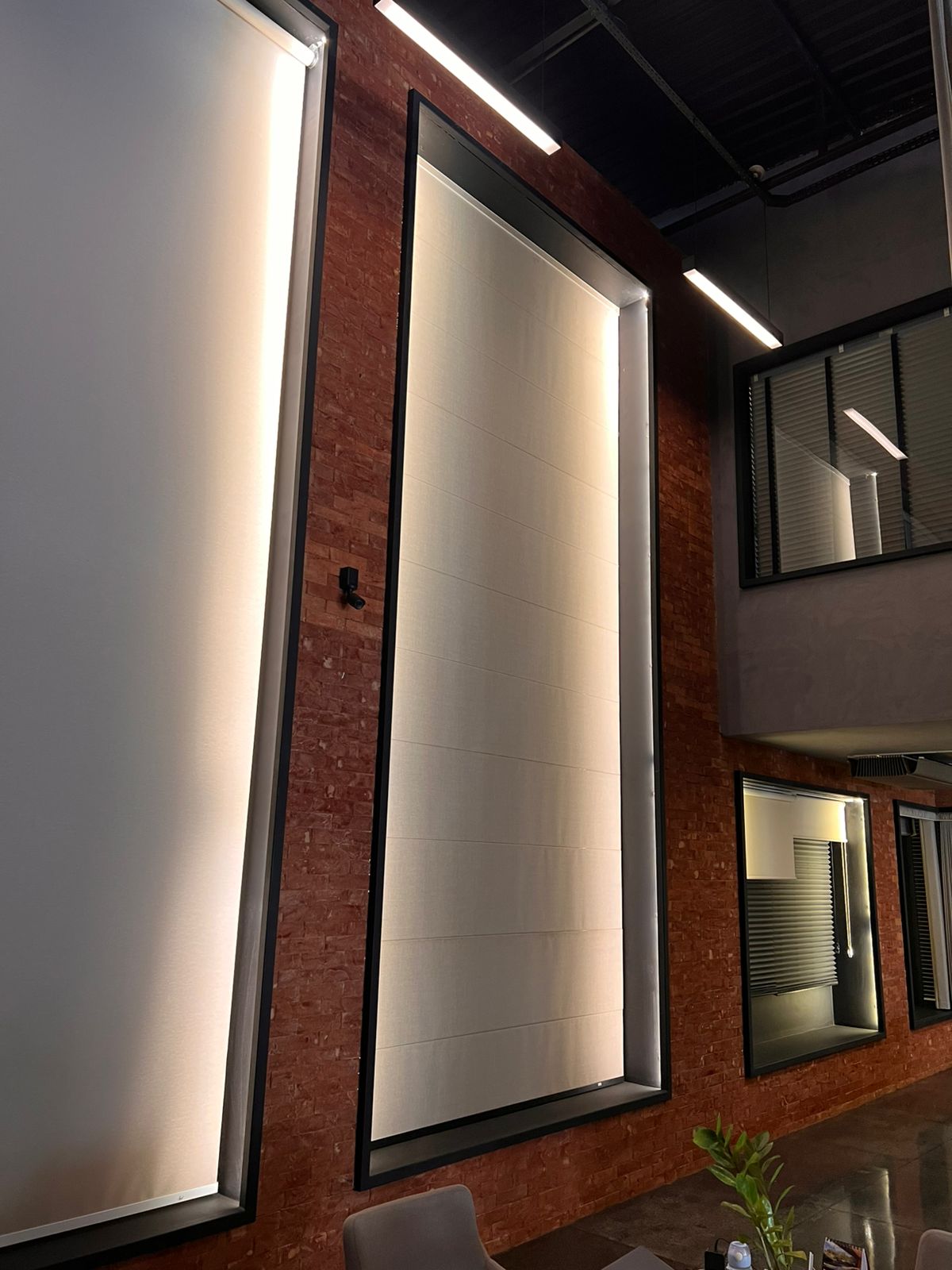 Persiana rolô moderna em sala de estar